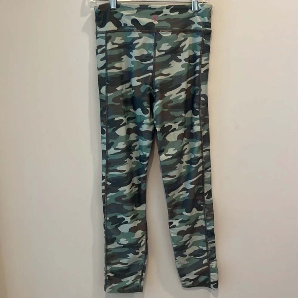 Flexure - girls size 16 - Frita active pocket legging.  Green camo design.